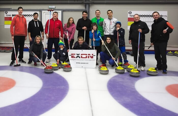 Fotografie zaměstnanecké akce společnosti EXON na curlingu.